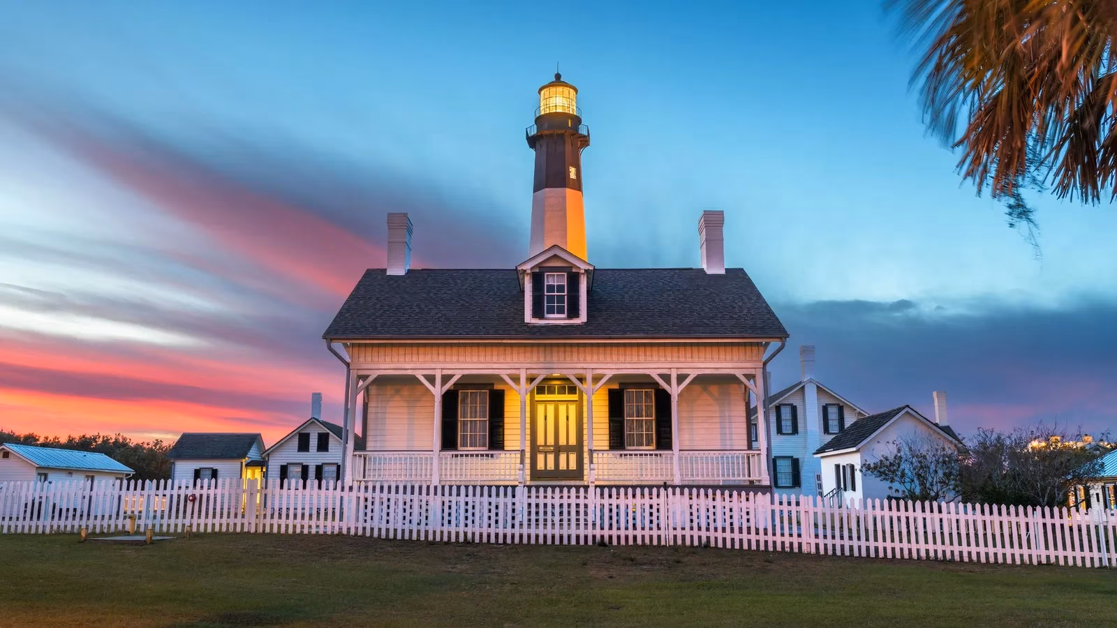 fall-for-these-budget-friendly-beach-escapes-8-coastal-gems-in-2026-image-0