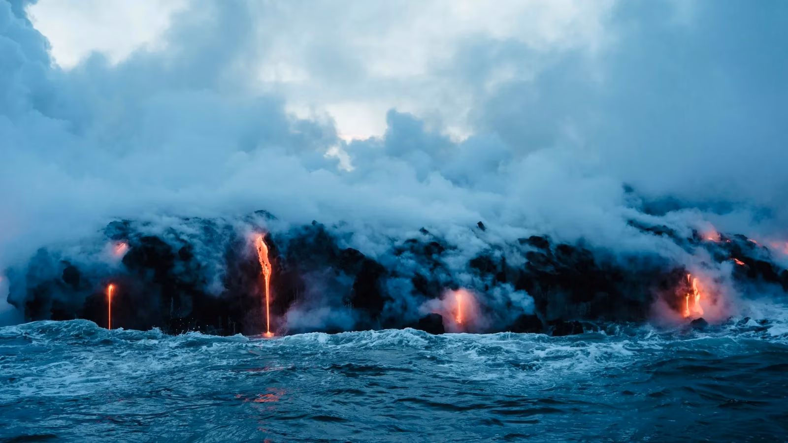 hilo-hawaii-a-tropical-paradise-with-volcanoes-earthquakes-and-tsunami-risks-image-0
