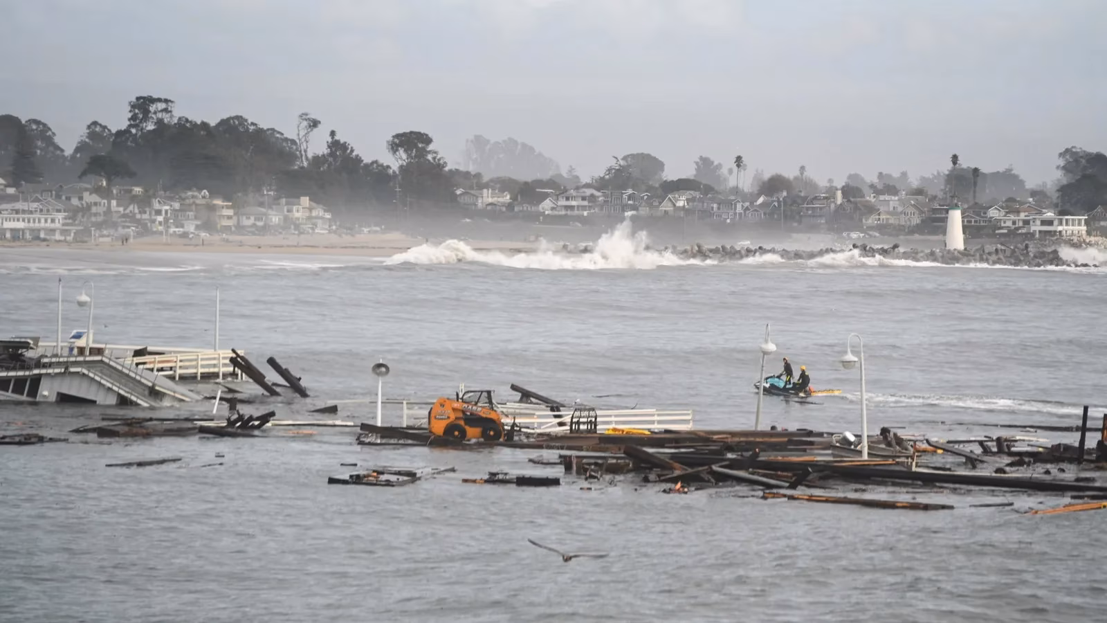 santa-cruz-wharf-collapse-a-firsthand-account-of-the-ocean-s-fury-image-0
